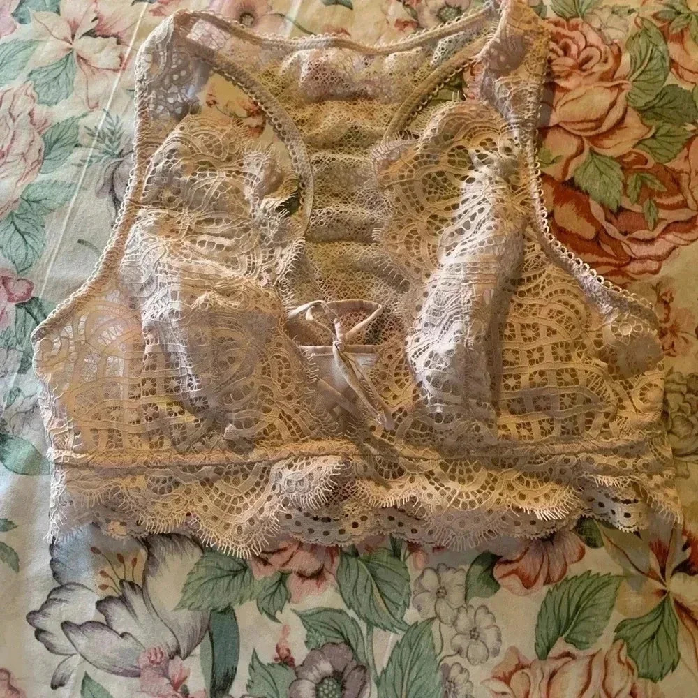 Victoria Secret Women’s Bralette Size Medium With Underwire No Underwire